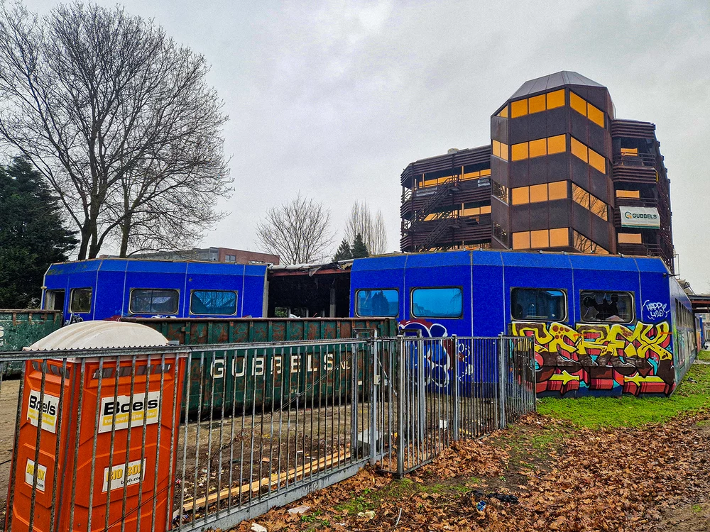 Het blauwe gebouw in Tilburg during its demolition
