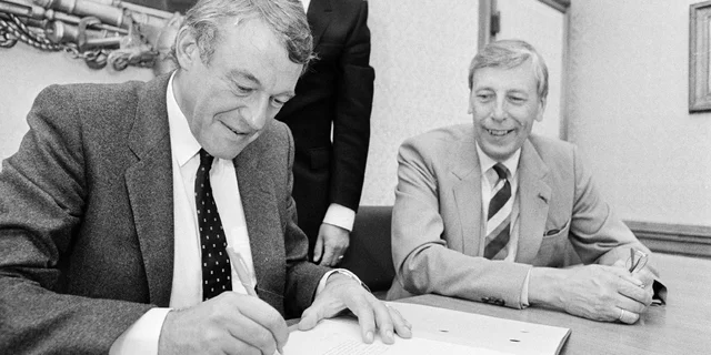 Hans van Mierlo tekent voor de overname van het ministerie van Defensie.