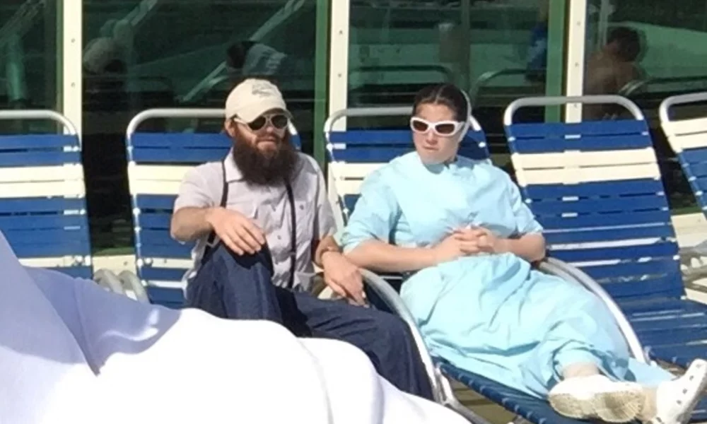 Deviating from the mainstream: Amish or Uber-Hipsters? 